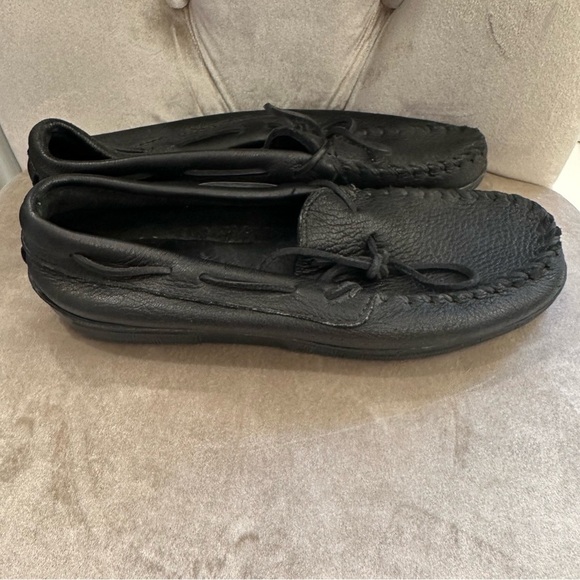 Minnetonka Men\'s 9 Black Classic Moosehide Leather Moccasins  Loafers Pebble EUC main image 3